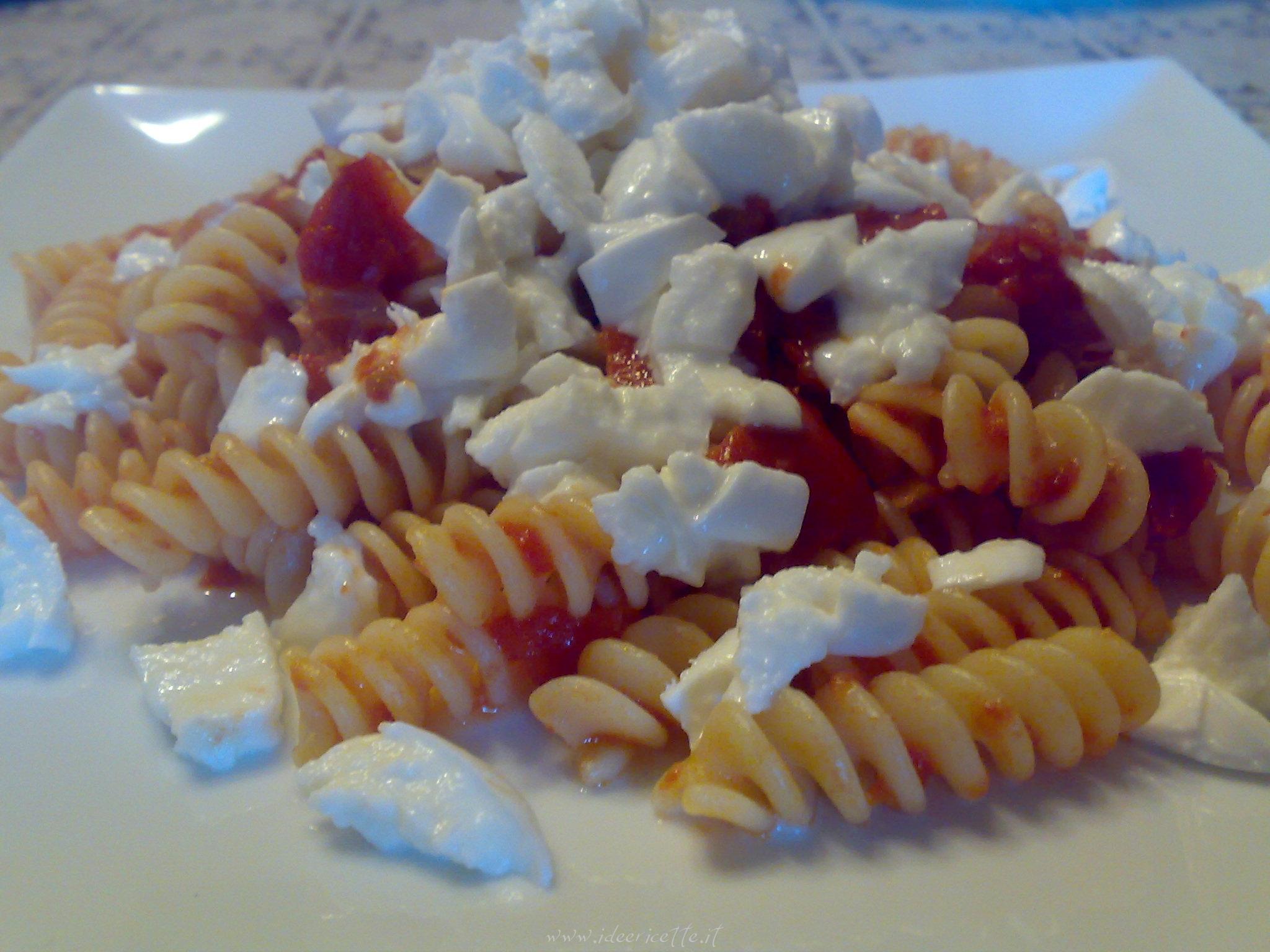 Ricetta pasta con pomodoro e mozzarella