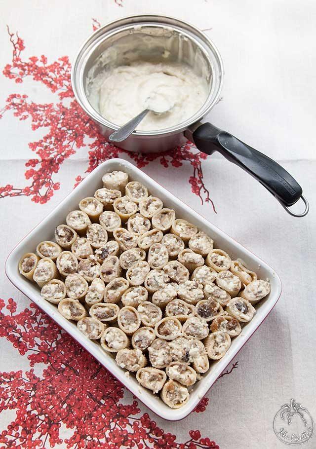 Paccheri ripieni con salsiccia stracchino e funghi al forno | IdeeRicette