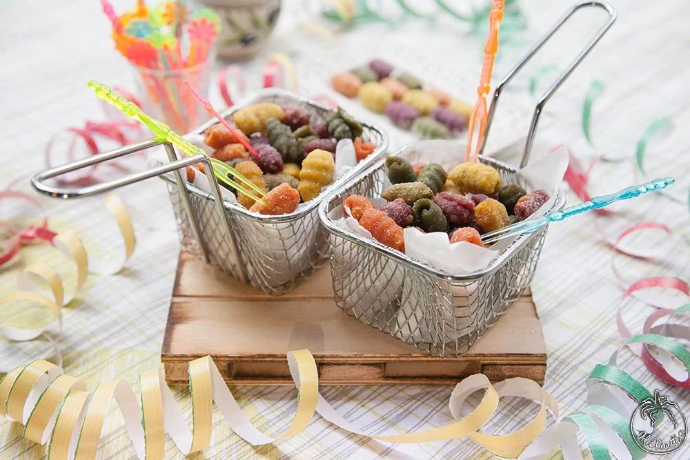 Gnocchi di patate colorati e fritti, ricetta di Carnevale
